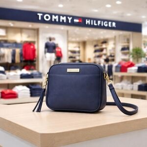 Tommy Hilfiger Camera/Crossbody Bag.